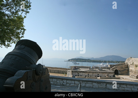 Canons à l'ancienne forteresse de la ville de Corfu Kerkyra island Grèce Europe Banque D'Images