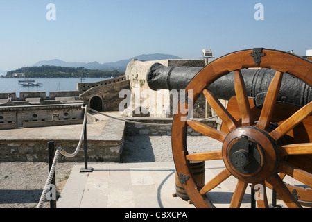 Canons à l'ancienne forteresse de la ville de Corfu Kerkyra island Grèce Europe Banque D'Images