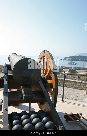 Canons à l'ancienne forteresse de la ville de Corfu Kerkyra island Grèce Europe Banque D'Images