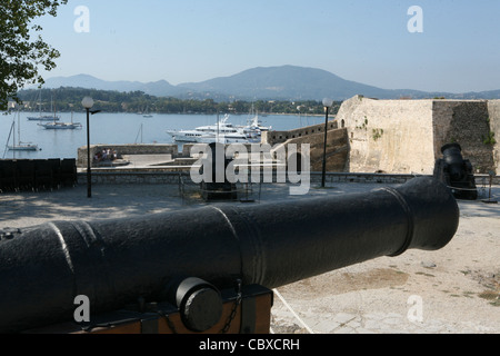 Canons à l'ancienne forteresse de la ville de Corfu Kerkyra island Grèce Europe Banque D'Images