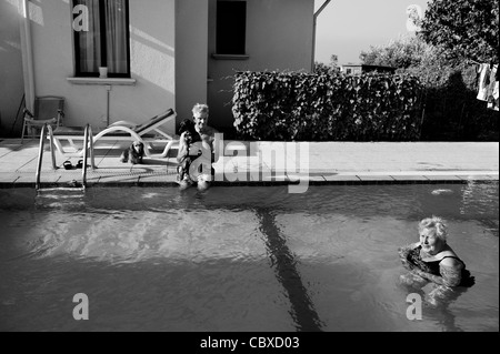 Girne, Chypre. Retraités britanniques jouissant de la piscine de leur maison dans le nord de Chypre. Banque D'Images