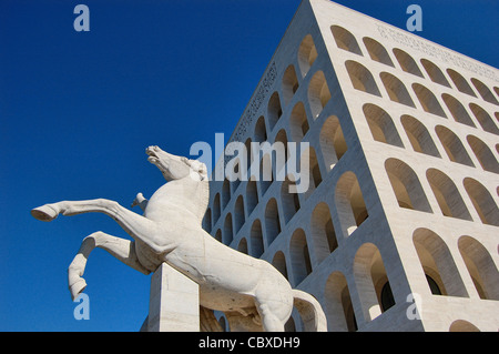 Le Palazzo della Civiltà Italiana, également connu sous le nom de Colosseo Quadrato, un des symboles de l'architecture fasciste à Rome, Italie Banque D'Images