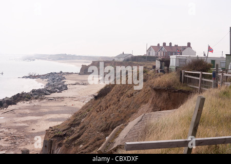 Happisburgh beach, North Norfolk. Montrant les lignes de défense successives brakewater. Banque D'Images