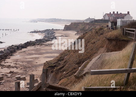 Happisburgh beach, North Norfolk. Montrant les lignes de défense successives brakewater. Banque D'Images