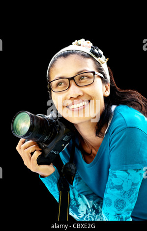 Femme thaïlandaise avec un appareil photo reflex numérique Nikon, Thailande, Asie