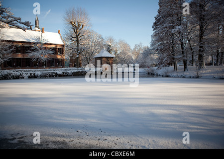 Lac gelé en face de Kasteel Walburgh dans le parc principal de Sint-Niklaas, Belgique. Banque D'Images