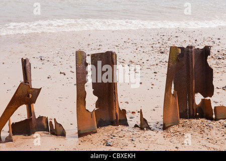 Happisburgh beach. Le Norfolk. L'East Anglia. Demeure d'endommagé, corrodées, metal brakewater. Banque D'Images