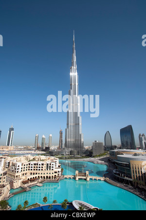 Burj Khalifa est un des bâtiments les plus grands du monde, à 828m. Situé sur le centre-ville de Dubaï, Sheikh Zayed Road. Banque D'Images