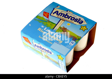 Emballages de marque d'Ambrosia Dessert Riz au lait faible en gras isolé sur un fond blanc avec aucun peuple et un chemin de détourage Banque D'Images