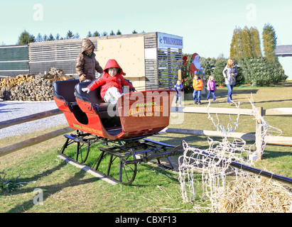 Les enfants sur la neige en traîneau Shamrock Christmas Tree Farm Long island NY Banque D'Images