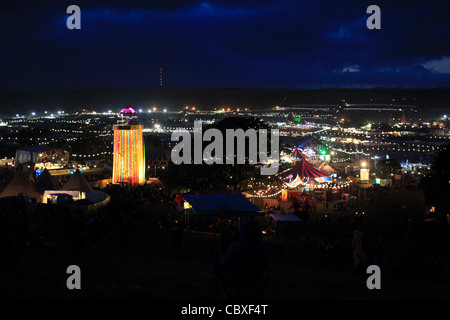 Vue de nuit donnant sur une partie du Festival de musique de Glastonbury 2011, UK Banque D'Images