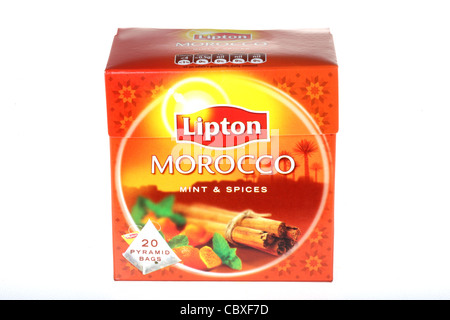 Boîte de sachets de thé Lipton marque Maroc isolé sur un fond blanc avec aucun peuple et un chemin de détourage Banque D'Images