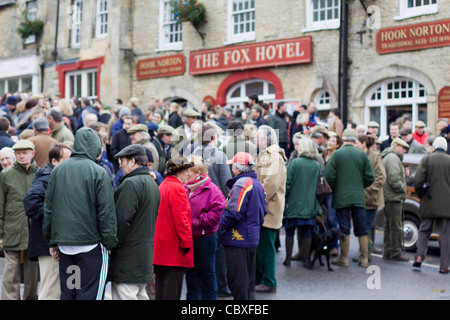 Les foules se rassemblent pour surveiller le traditionnel boxing day répondre par la chasse en Heytrop Chipping Norton Oxfordshire Banque D'Images