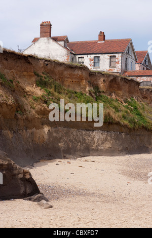 Littoral Happisburgh, North Norfolk, l'East Anglia. L'érosion des falaises de la mer du Nord ; maisons, maisons sur la falaise, près de rendez-vous. Banque D'Images