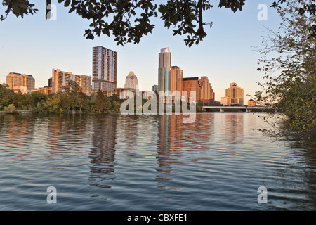 Austin skyline at sunset, Lady Bird Lake. Banque D'Images