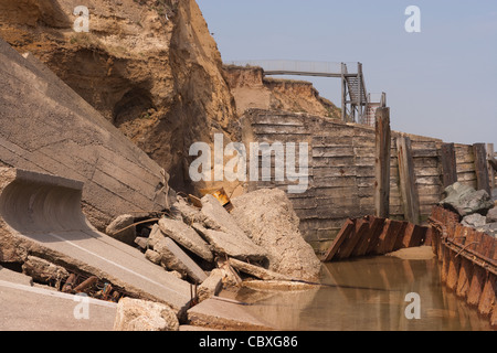 Littoral Happisburgh, North Norfolk, l'East Anglia. L'érosion des falaises de la mer du Nord et la défense de la mer, Épis, brise-roches. Banque D'Images