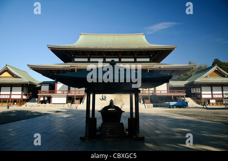 NARITA, Japon - La grande salle et la cour. Dans le centre du châssis sont d'encens brûlant, avec fumée. Le temple Narita-san, également connu sous le nom de Shinsho-Ji (nouveau) Temple de la Victoire, temple bouddhiste Shingon est complexe, a été établi pour la première fois 940 dans la ville japonaise de Narita, à l'Est de Tokyo. Banque D'Images