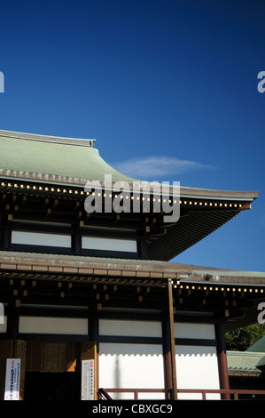NARITA, Japon - Le grand hall principal est renforcé avec toit copyspace de ciel bleu clair. Le temple Narita-san, également connu sous le nom de Shinsho-Ji (nouveau) Temple de la Victoire, temple bouddhiste Shingon est complexe, a été établi pour la première fois 940 dans la ville japonaise de Narita, à l'Est de Tokyo. Banque D'Images