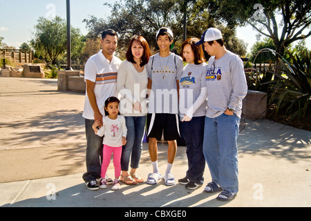 Un Vietnamese-American mère, son mari et leur American Philippine quatre-année-vieille fille racialement mixtes se retrouver en famille. Banque D'Images