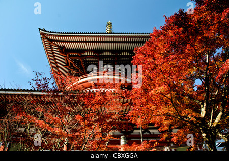 NARITA, Japon — le Daitou (Grand Temple) de Naritasan Shinshoji, culminant à 58 mètres de haut au sommet de la montagne Narita. Construit en 1984, cet ajout moderne à l'ancien complexe bouddhiste Shingon, créé en 940 après JC, mélange la conception architecturale contemporaine avec le symbolisme religieux traditionnel, dominant l'horizon de la ville de Narita. Banque D'Images