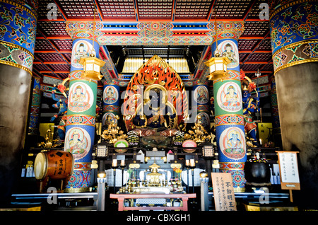 NARITA, Japon — L'imposante statue de Fudō myōō (roi de sagesse immobile) à l'intérieur du Daitou (grande pagode) au temple Naritasan Shinshoji. Cette figure centrale du culte, logée dans la pagode de 58 mètres de haut construite en 1984, illustre l'importance de Fudo Myoo dans le bouddhisme Shingon et la riche histoire du temple qui dure depuis 1000 ans. Banque D'Images