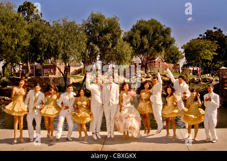 Une jeune fille habillée de façon formelle dans un Cerritos, CA, parc pose pour un photographe avec sa "cour d'honneur" à son cher Banque D'Images