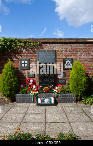 Canterbury UK War Memorial Association Étoile d'Italie, par la rivière Stour dans le Westgate Gardens, Canterbury. Banque D'Images