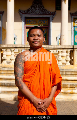 Portrait de jeune moine bouddhiste en souriant, Phnom Penh, Cambodge, Asie Banque D'Images