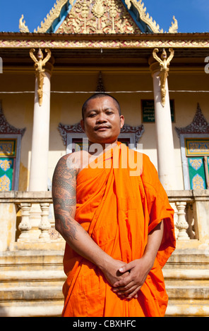 Portrait de jeune moine bouddhiste en souriant, Phnom Penh, Cambodge, Asie Banque D'Images