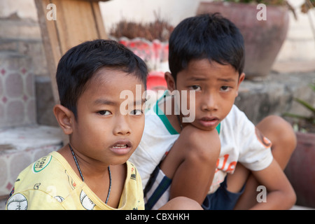 Les enfants à Phnom Penh, Cambodge, Asie Banque D'Images