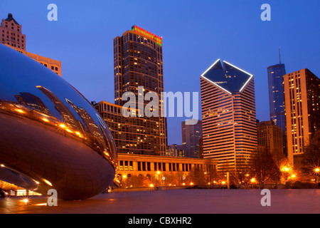 Du Chicago 'l' haricot et la plaza à Millenium Park au crépuscule. Banque D'Images