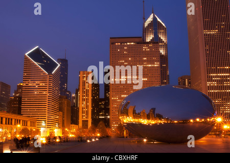 Chicago's 'Le Bean' et de la plaza de Millennium Park au crépuscule. Banque D'Images