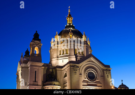 Cathédrale saint paul allumé à la tombée de la nuit sous un ciel bleu profond dans la capitale du Minnesota Banque D'Images