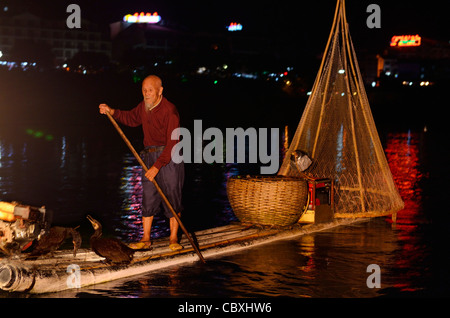 Pêcheur sur le cormorant chinois Li ou rivière Lijiang Yangshuo en Chine la nuit Banque D'Images