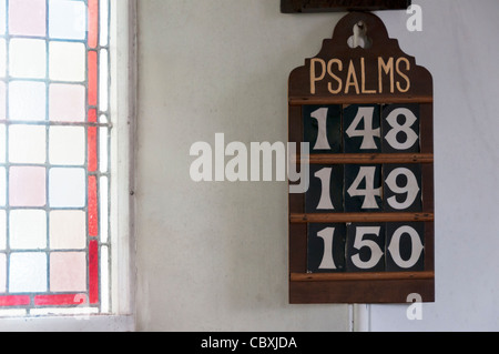 Une planche en bois avec réglage des numéros dans une église informe l'assemblée du psaume nombre pendant le service. Banque D'Images