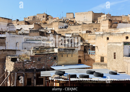 Une vue sur les toits de l'ancienne médina de Fès au centre du Maroc. Banque D'Images