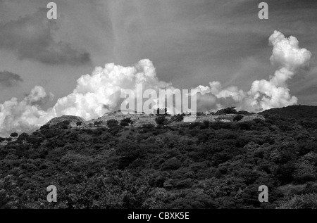 Image en noir et blanc des ruines perchées de Xochicalco près de Cuernavaca, Morelos, Mexique Banque D'Images