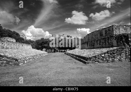 La cour de jeu avec l'Acropole en arrière-plan sur les ruines mayas d'Ek' Balam, Yucatan, Mexique Banque D'Images