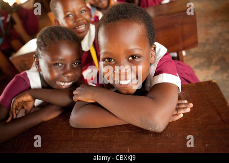 Sourire les enfants à l'école à Morogoro, Tanzanie, Afrique de l'Est. Banque D'Images