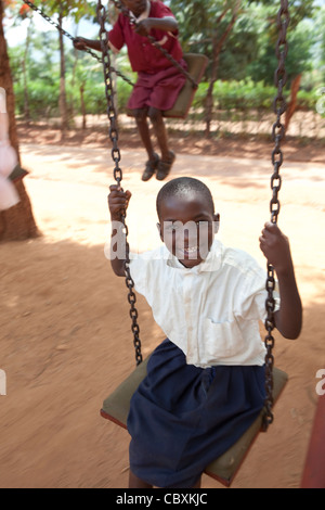 Les enfants jouent sur une aire à Morogoro, Tanzanie, Afrique de l'Est. Banque D'Images