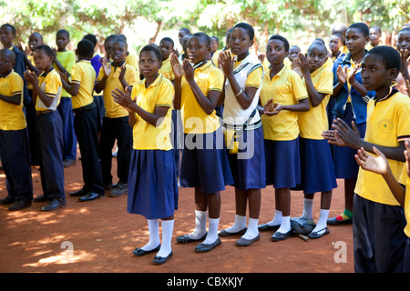 Une école assemble avant que les classes à Morogoro, Tanzanie, Afrique de l'Est. Banque D'Images