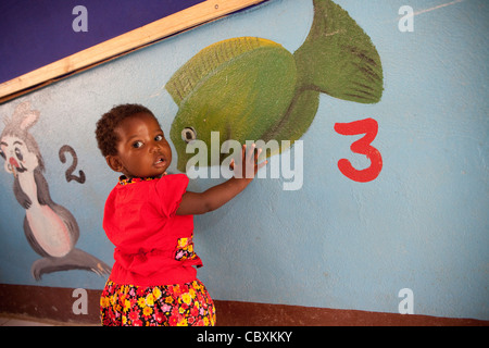 Un enfant joue dans une école maternelle de Morogoro, Tanzanie, Afrique de l'Est. Banque D'Images