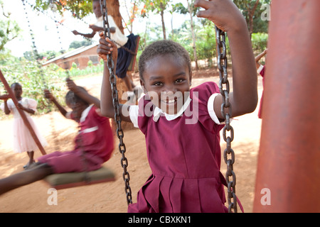 Les enfants jouent sur une aire à Morogoro, Tanzanie, Afrique de l'Est. Banque D'Images