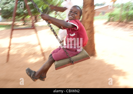 Les enfants jouent sur une aire à Morogoro, Tanzanie, Afrique de l'Est. Banque D'Images