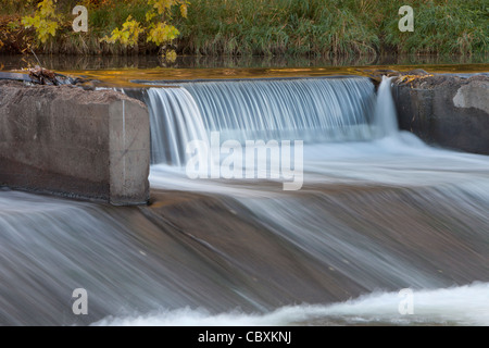 Détail de l'ancien barrage, détourner de l'eau pour l'irrigation des terres agricoles, la mémoire cache la poudre RIver à Fort Collins, Colorado, paysage d'automne Banque D'Images