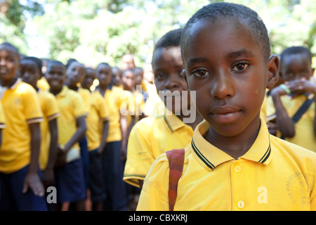 Une école assemble avant que les classes à Morogoro, Tanzanie, Afrique de l'Est. Banque D'Images