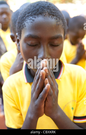 Au cours de l'Assemblée de l'école Étudiants prier à Morogoro, Tanzanie, Afrique de l'Est. Banque D'Images