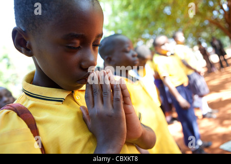 Au cours de l'Assemblée de l'école Étudiants prier à Morogoro, Tanzanie, Afrique de l'Est. Banque D'Images