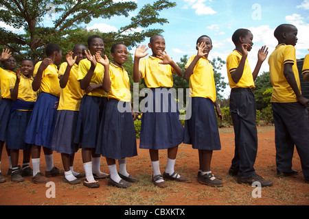 La file d'élèves à se laver les mains dans une école à Morogoro, Tanzanie, Afrique de l'Est. Banque D'Images