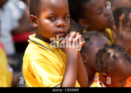 Au cours de l'Assemblée de l'école Étudiants prier à Morogoro, Tanzanie, Afrique de l'Est. Banque D'Images